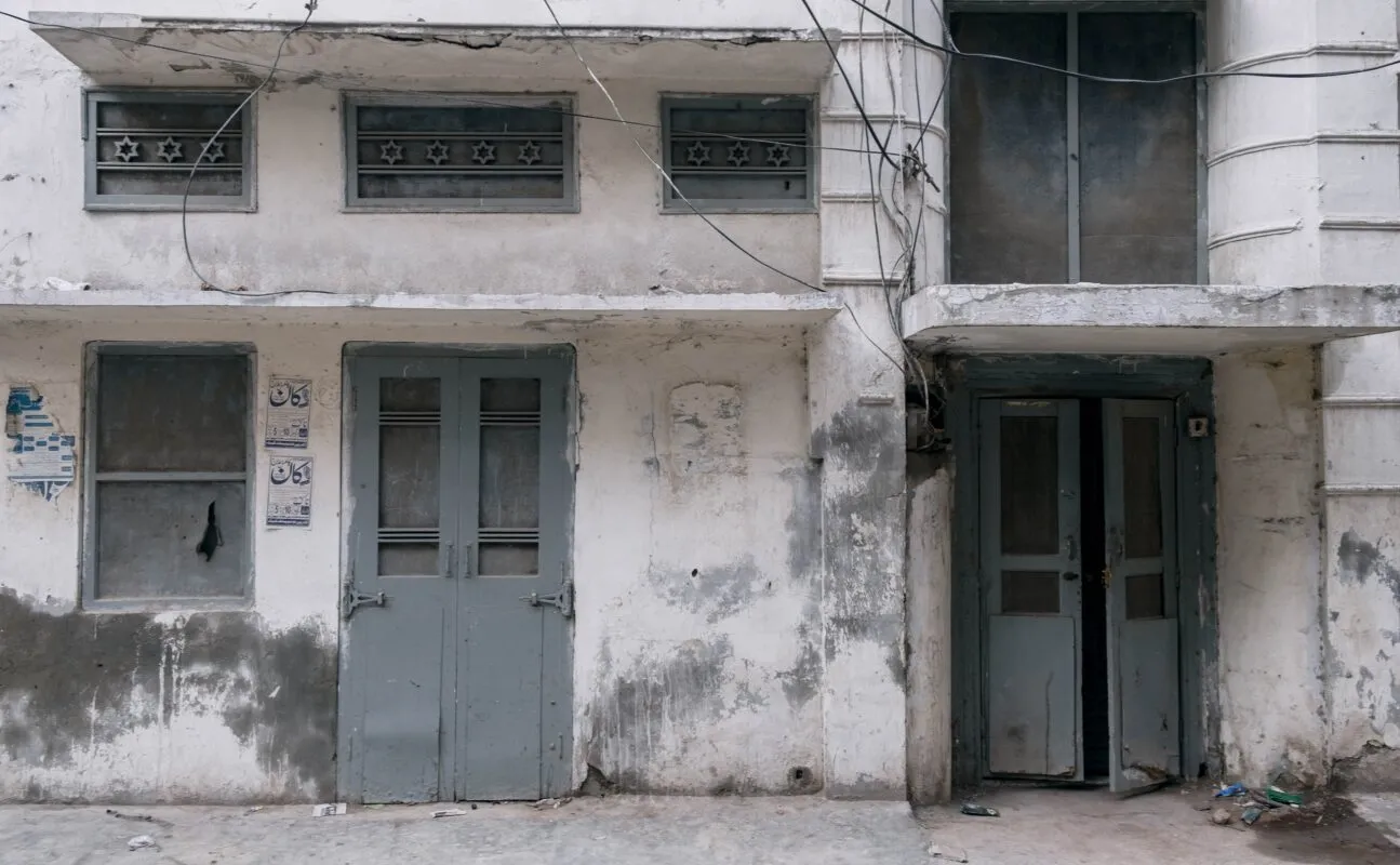 رفع نم و رطوبت از نمای ساختمان